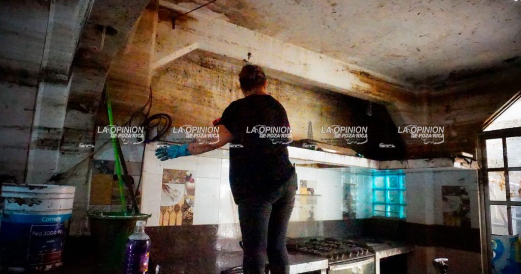 Colonia Palma Sola inundada con agua contaminada con hidrocarburo Colonia Palma Sola inundada con agua contaminada con hidrocarburo