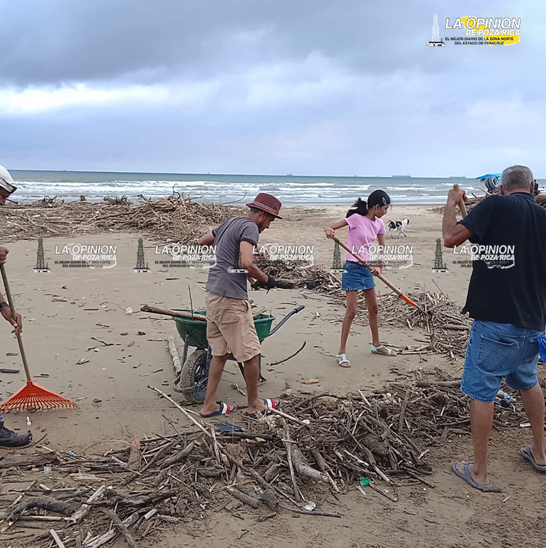 Palizada en playas de Tuxpan por crecientes