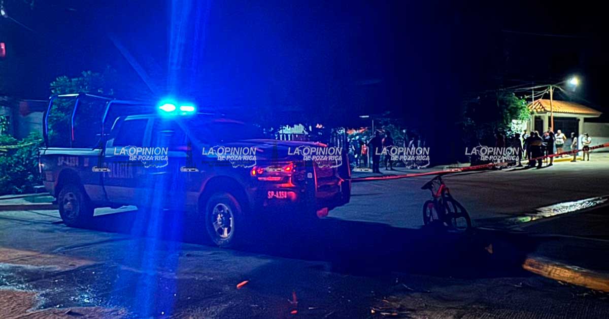 Jovencita sale por la puerta falsa Jovencita sale por la puerta falsa