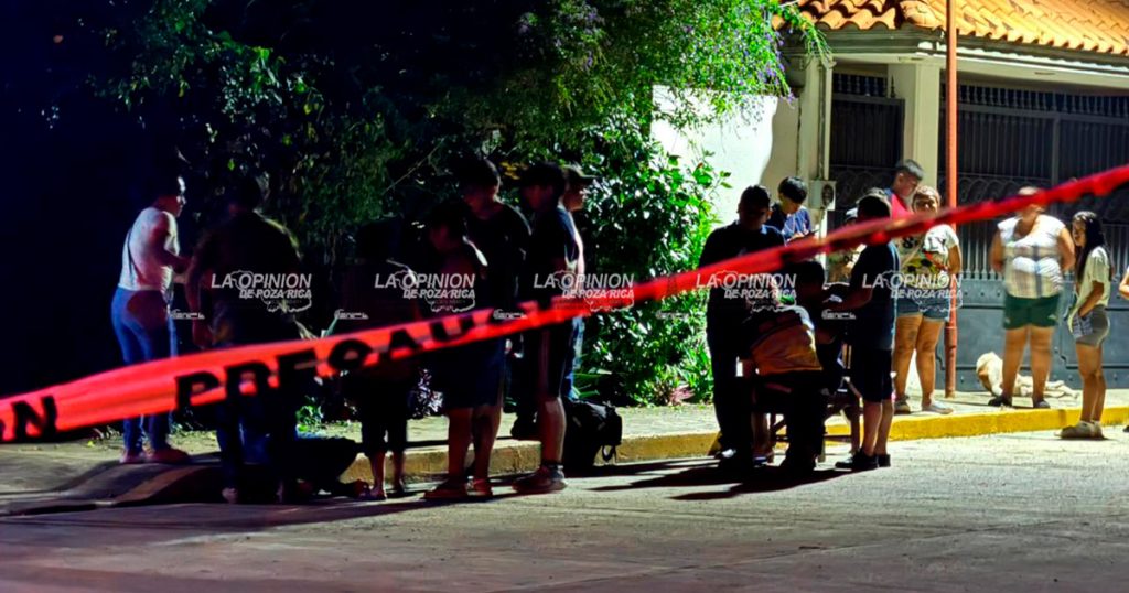 Jovencita sale por la puerta falsa Jovencita sale por la puerta falsa