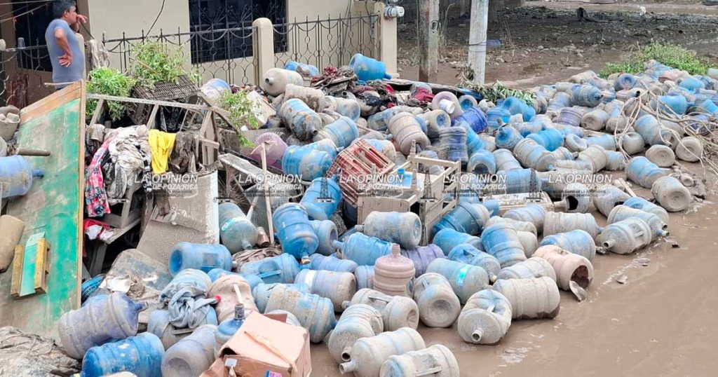La ciudad llena de escombros y lodo La ciudad llena de escombros y lodo