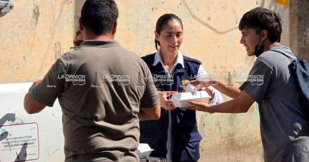 Lesli Ortiz sigue llevando platillos de comida caliente a los damnificados Lesli Ortiz sigue llevando platillos de comida caliente a los damnificados