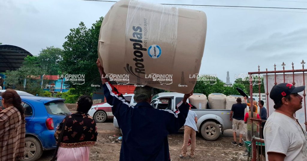 Entregan 250 tinacos a familias damnificadas Entregan 250 tinacos a familias damnificadas