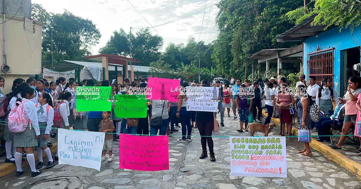 Exigen maestros en escuela secundaria