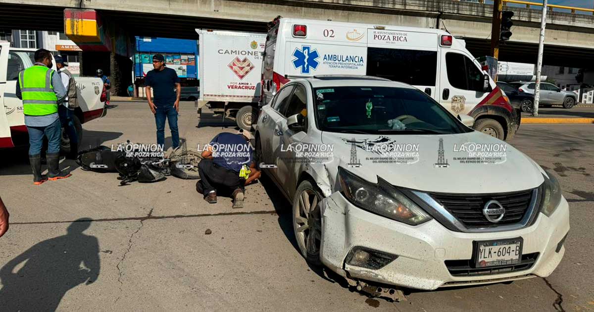 Motociclista se estampa en vehículo Motociclista se estampa en vehículo