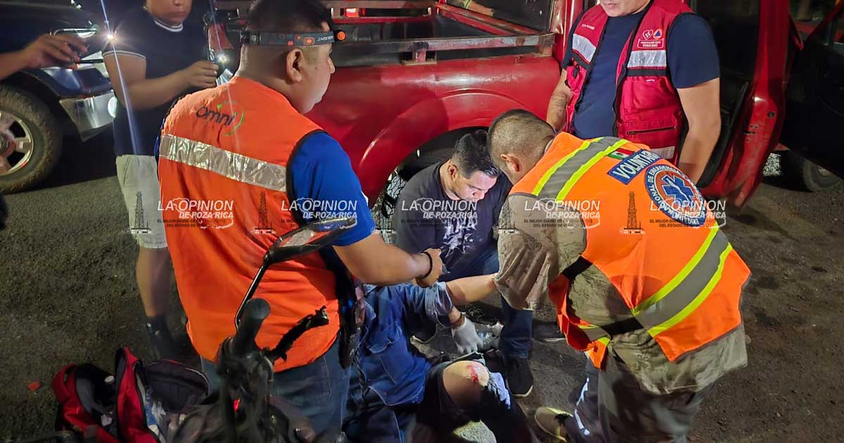 Auxilian a motociclista que fue embestido por camioneta