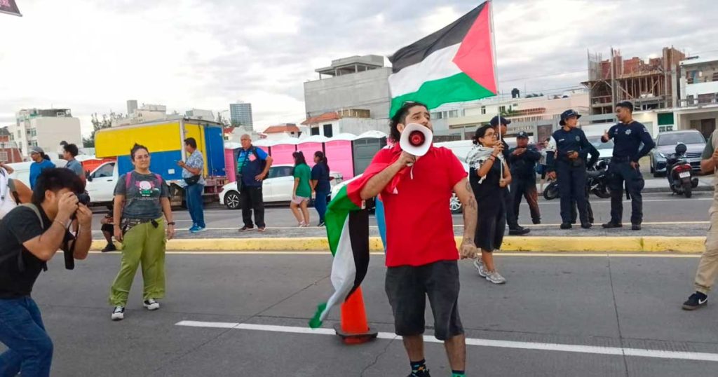 Irrumpen propalestinos previo al Italia - Israel y suspenden partido en Boca del Río Irrumpen propalestinos previo al Italia - Israel y suspenden partido en Boca del Río