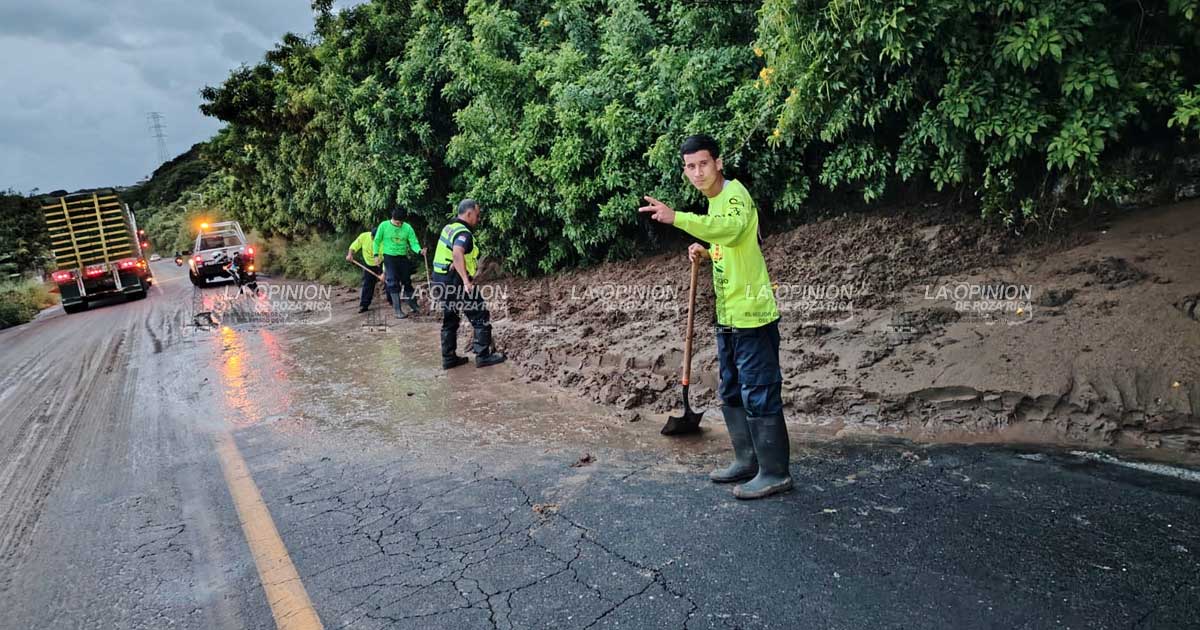 Atiende PC de Alvarado deslave sobre carretera 180