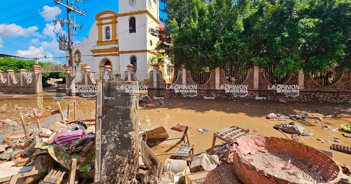 La ciudad llena de escombros y lodo La ciudad llena de escombros y lodo