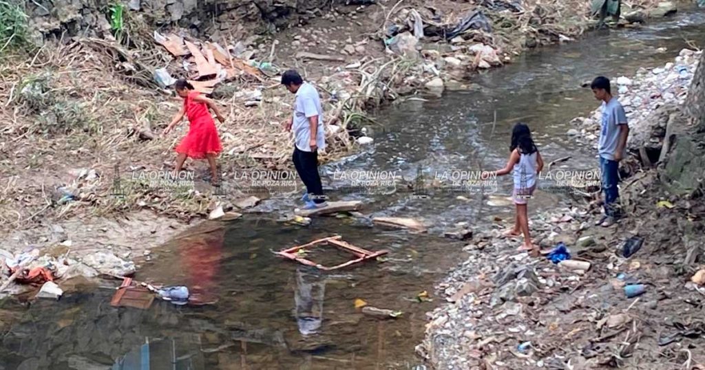 A seis días de la inundación no les han llevado ni un frasco de agua A seis días de la inundación no les han llevado ni un frasco de agua