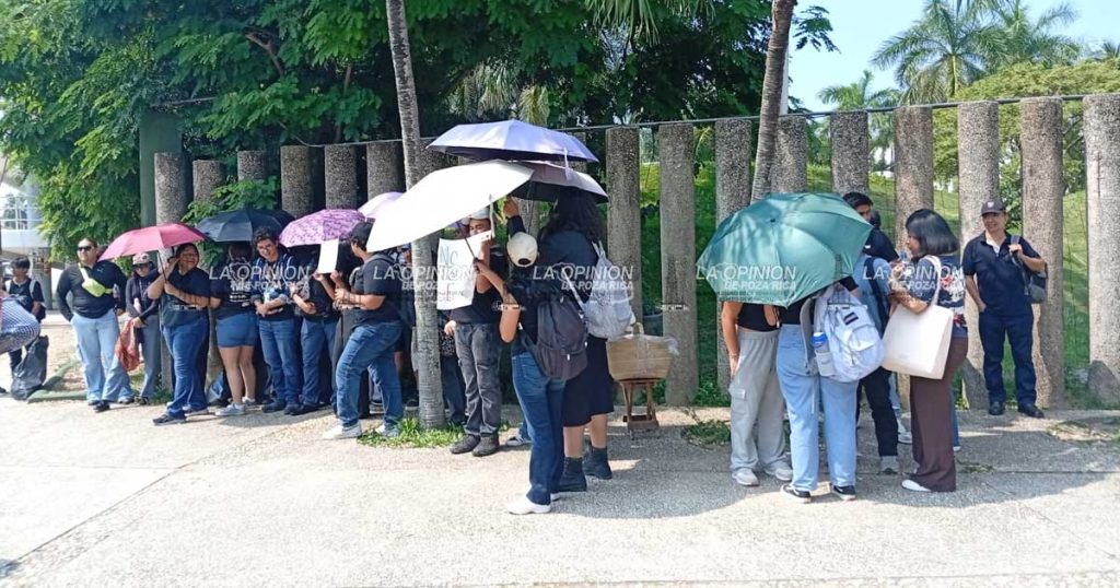 Estudiantes de la UV en Coatzacoalcos bloquean avenida Universidad Estudiantes de la UV en Coatzacoalcos bloquean avenida Universidad