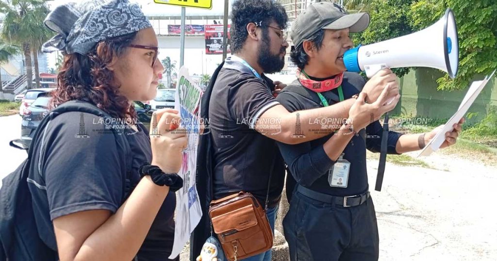 Estudiantes de la UV en Coatzacoalcos bloquean avenida Universidad Estudiantes de la UV en Coatzacoalcos bloquean avenida Universidad