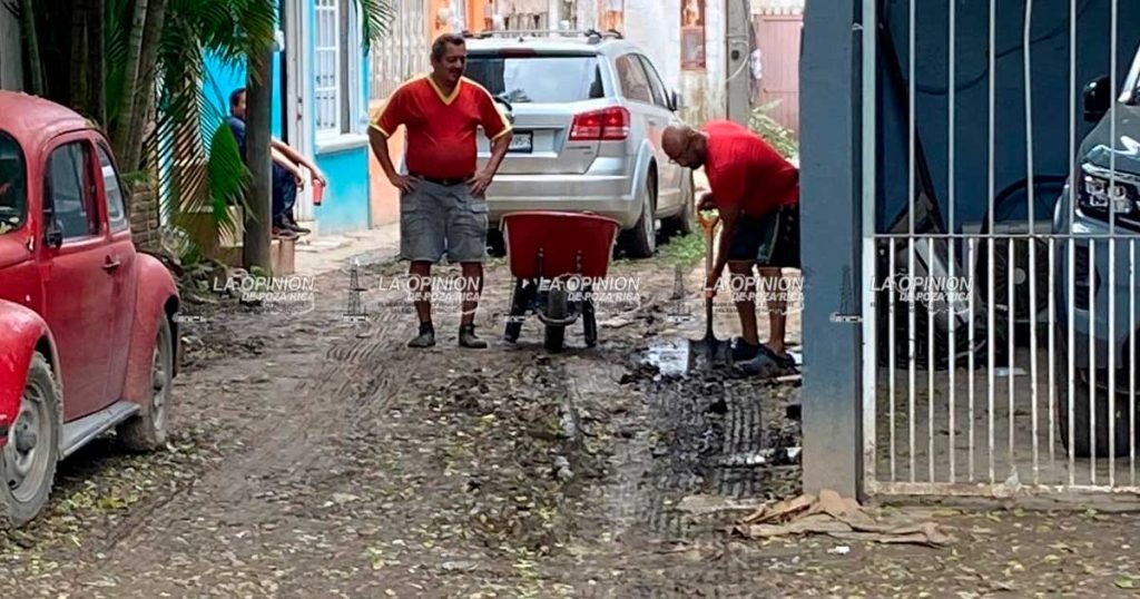 A seis días de la inundación no les han llevado ni un frasco de agua A seis días de la inundación no les han llevado ni un frasco de agua