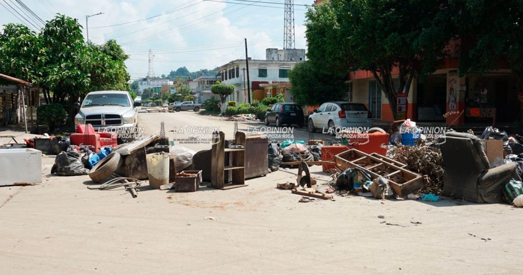 Cierran calles con basura en Colonia 27 de Septiembre Cierran calles con basura en Colonia 27 de Septiembre