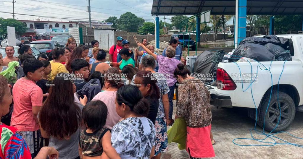 Maestros llevan apoyos a las familias afectadas por las lluvias