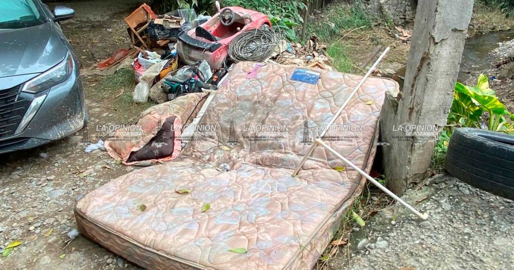 A seis días de la inundación no les han llevado ni un frasco de agua A seis días de la inundación no les han llevado ni un frasco de agua