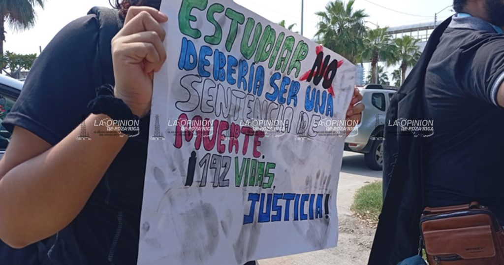 Estudiantes de la UV en Coatzacoalcos bloquean avenida Universidad Estudiantes de la UV en Coatzacoalcos bloquean avenida Universidad