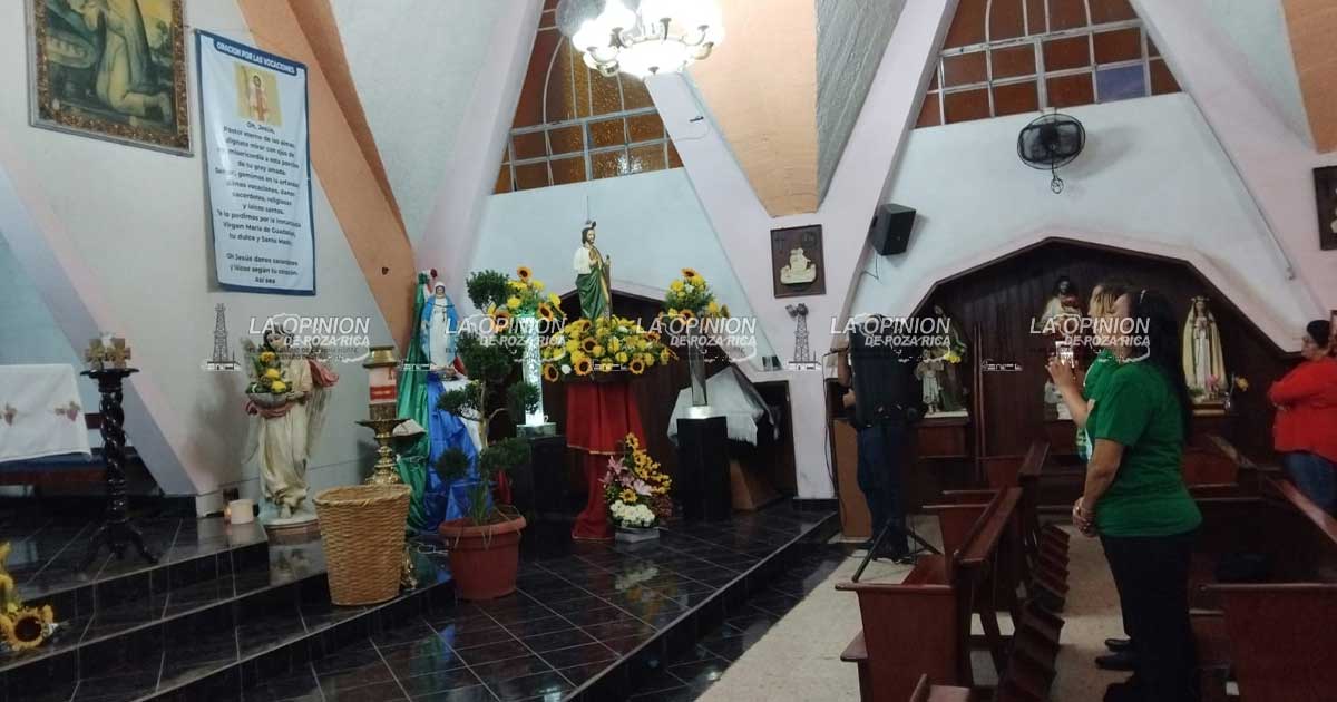 Le cantan las mañanitas A San Judas Tadeo Le cantan las mañanitas A San Judas Tadeo