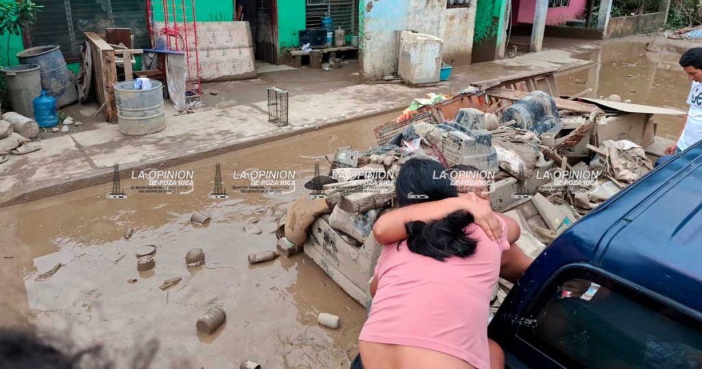 La ciudad llena de escombros y lodo La ciudad llena de escombros y lodo
