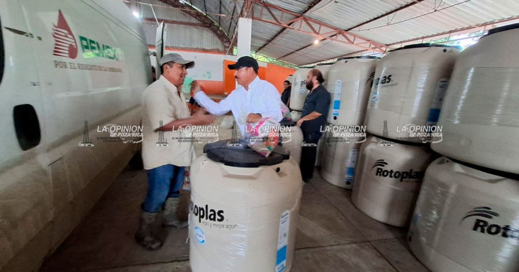 Entregan 250 tinacos a familias damnificadas Entregan 250 tinacos a familias damnificadas