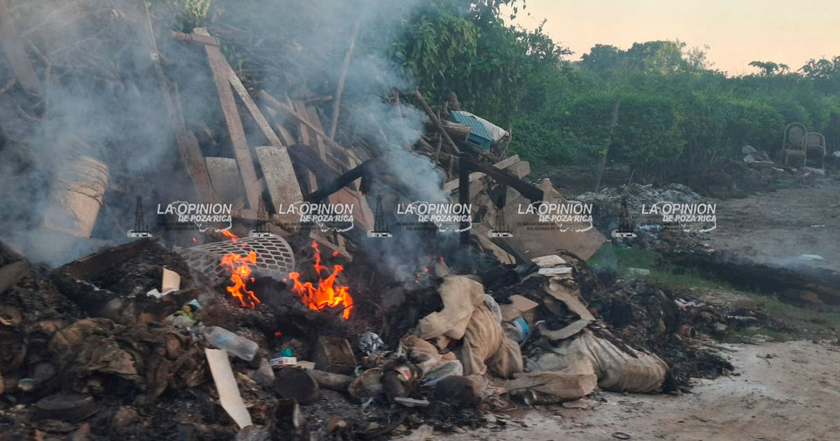 Pobladores queman toneladas de escombros Pobladores queman toneladas de escombros