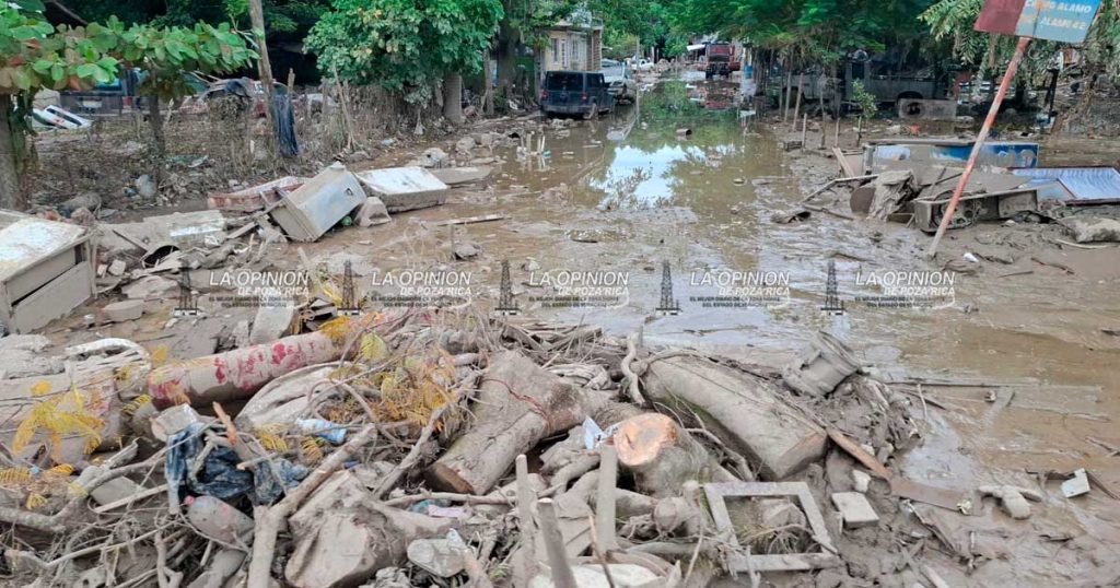 La ciudad llena de escombros y lodo La ciudad llena de escombros y lodo