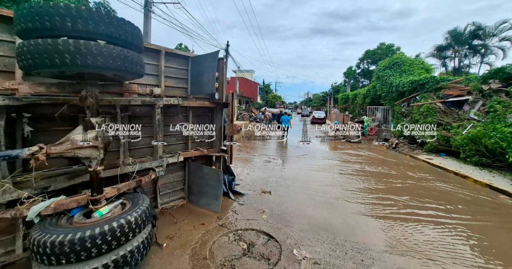 La ciudad llena de escombros y lodo La ciudad llena de escombros y lodo