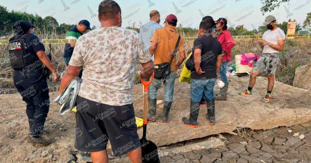 Semienterrado localizan cadáver Semienterrado localizan cadáver