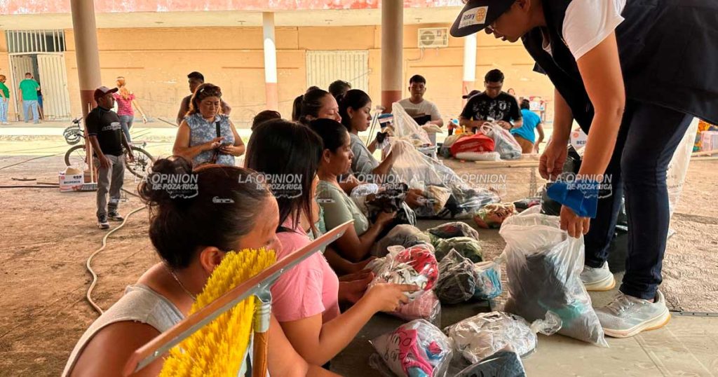 Entrega de ayuda humanitaria a padres de familia de la Escuela Venustiano Carranza