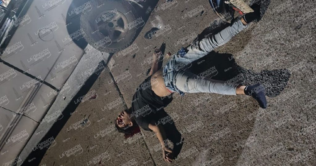 Motociclista se estrella en vehículo estacionado Motociclista se estrella en vehículo estacionado