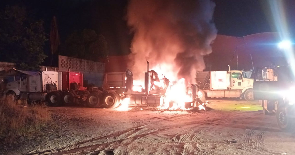 Incendian tráilers en la colonia Miguel Alemán