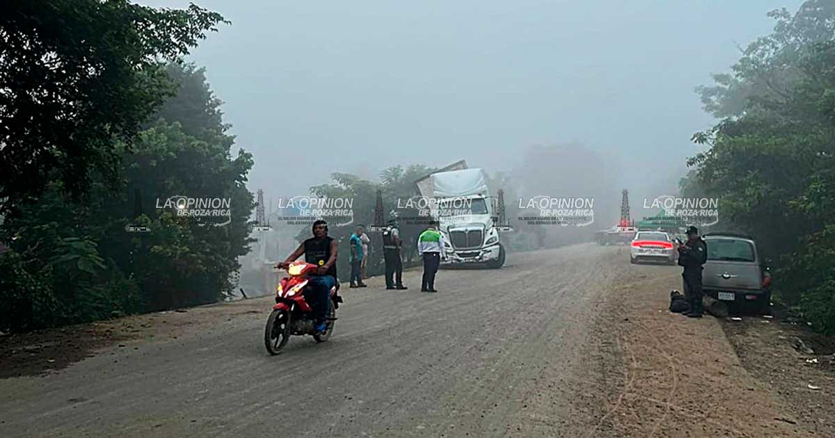 Tráiler estuvo a punto de volcar sobre viviendas Tráiler estuvo a punto de volcar sobre viviendas