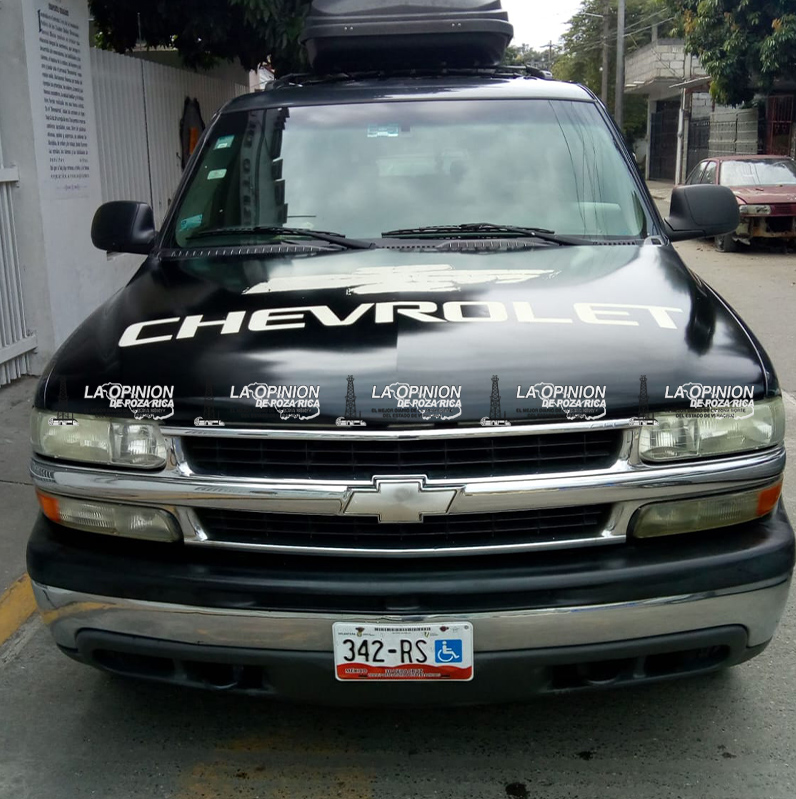 Roban camioneta frente al IMSS