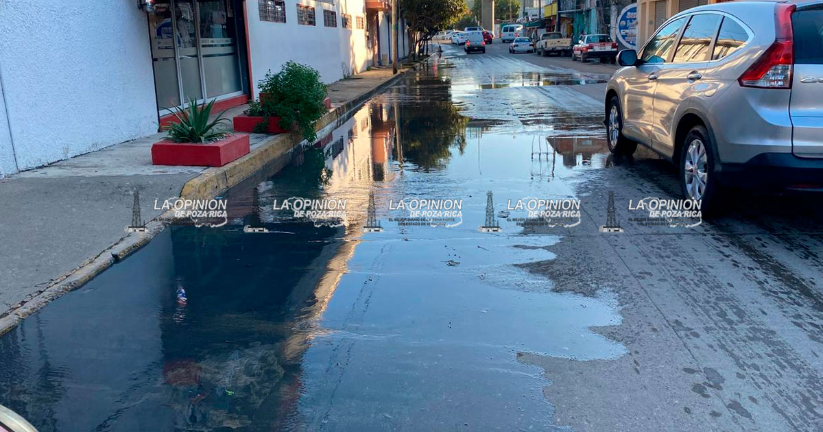 Revienta drenaje y contamina calles de la colonia Laredo; vecinos exigen atención Revienta drenaje y contamina calles de la colonia Laredo; vecinos exigen atención