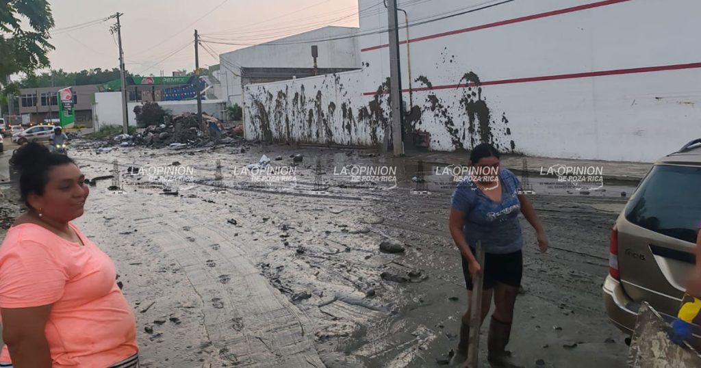 Mueblera arroja toneladas de lodo sobre área que había limpiado SEMAR Mueblera toneladas de lodo sobre área que había limpiado SEMAR