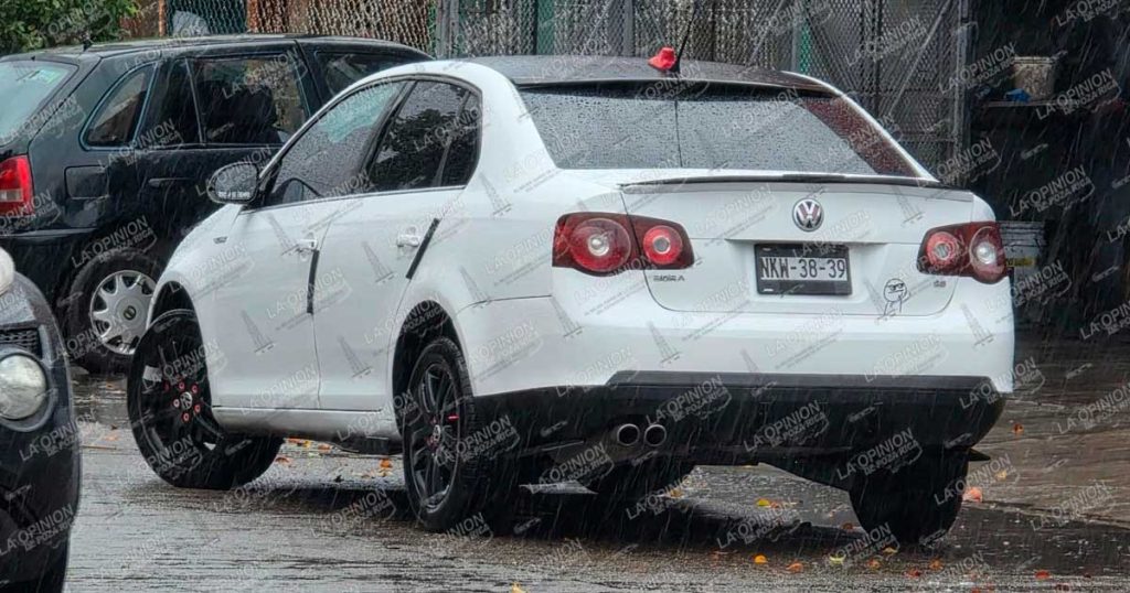 Se pasó el alto y lo derribó