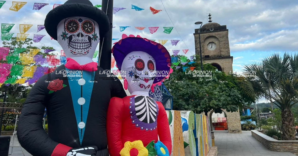 Calles llenas de color con el ambiente de Xantolo Calles llenas de color con el ambiente de Xantolo