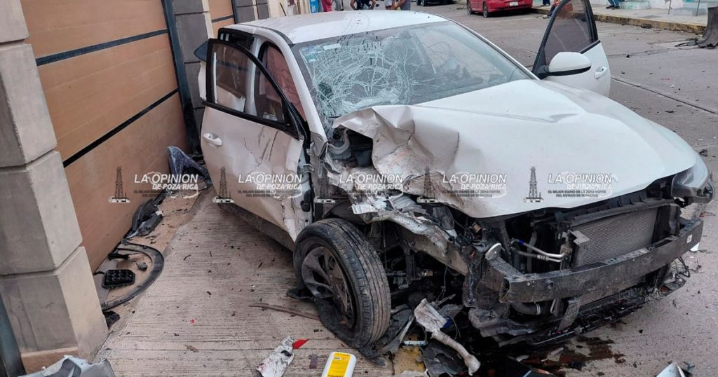 Dos lesionados en choque en la cabecera municipal de Gutiérrez Zamora