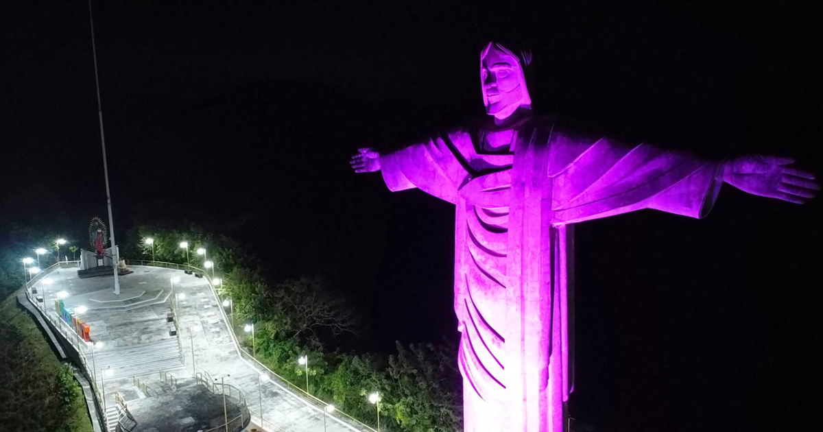 Cristo Redentor se ilumina rumbo al XVIII aniversario