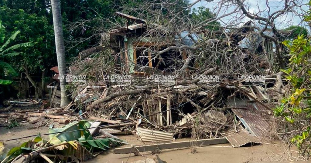 La ciudad llena de escombros y lodo La ciudad llena de escombros y lodo