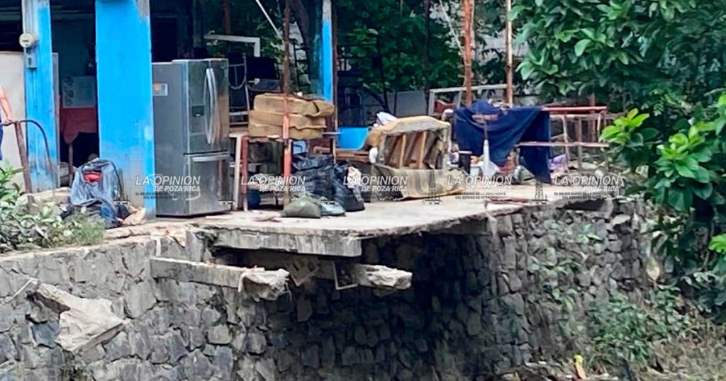 A seis días de la inundación no les han llevado ni un frasco de agua A seis días de la inundación no les han llevado ni un frasco de agua