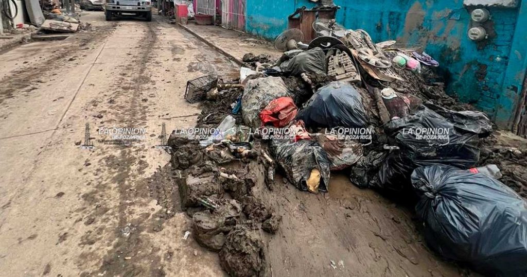 Tras desbordamiento del río, tiran toneladas de escombros Tras desbordamiento del río, tiran toneladas de escombros