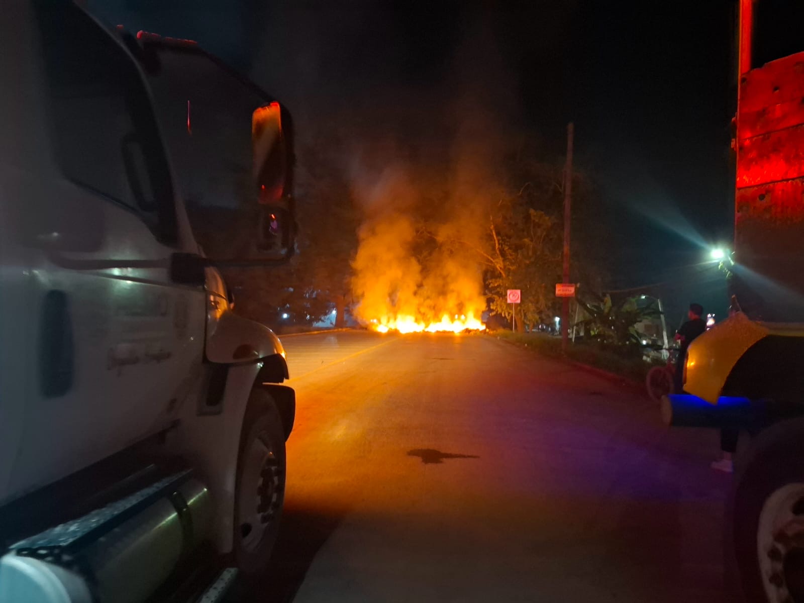 Bloquean vialidades con basura y le prenden fuego, en Álamo
