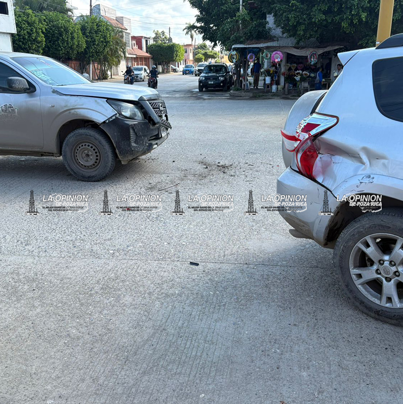 RAV4 se pasa el alto y provoca un percance vehicular