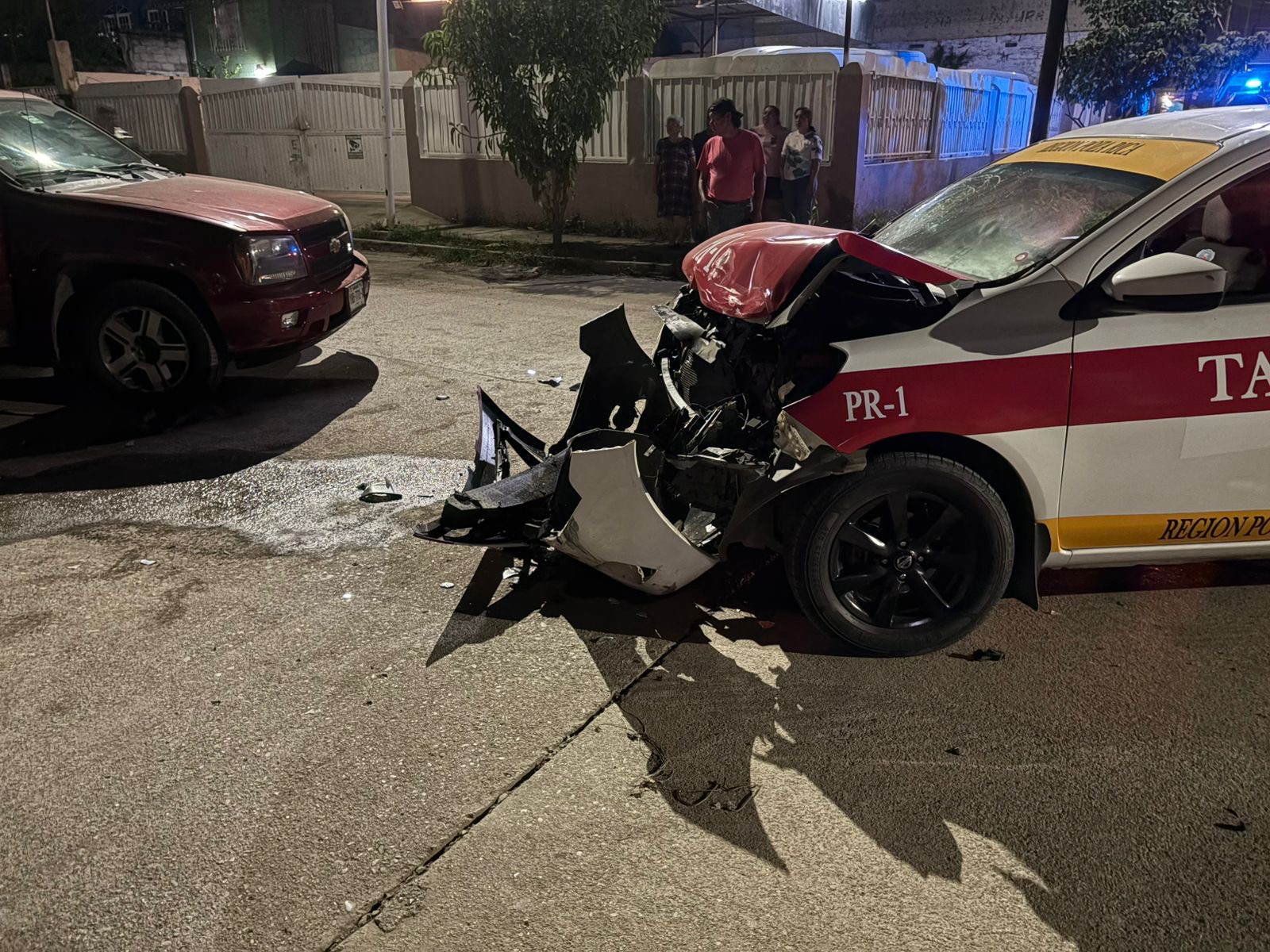 Se pasa el alto, provoca fuerte accidente