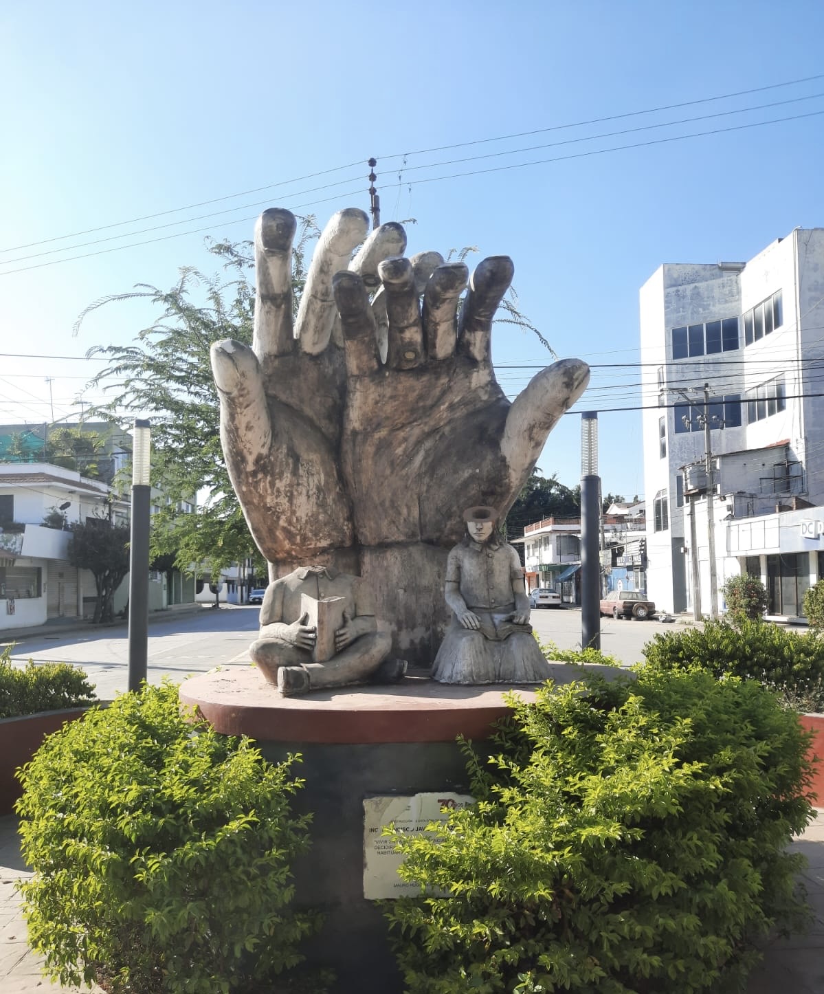 Monumento dedicado a los maestros luce abandonado y vandalizado