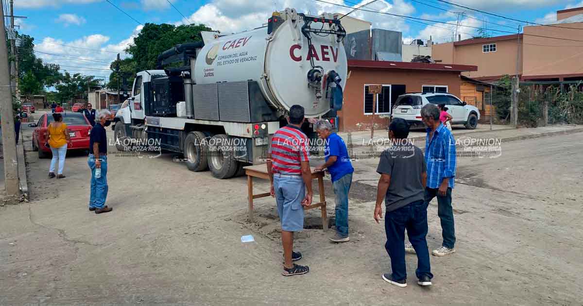 Por medio de la CAEV el gobierno estatal envía camiones vactor Por medio de la CAEV el gobierno estatal envía camiones vactor