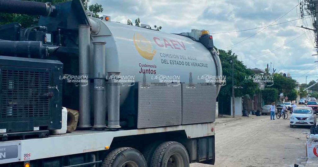 Por medio de la CAEV el gobierno estatal envía camiones vactor Por medio de la CAEV el gobierno estatal envía camiones vactor