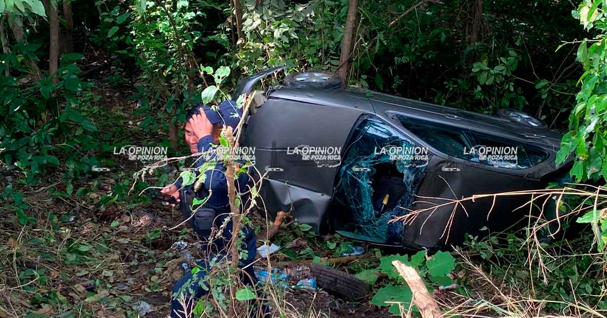 RESCATAN A ABUELITOS DE ACCIDENTE