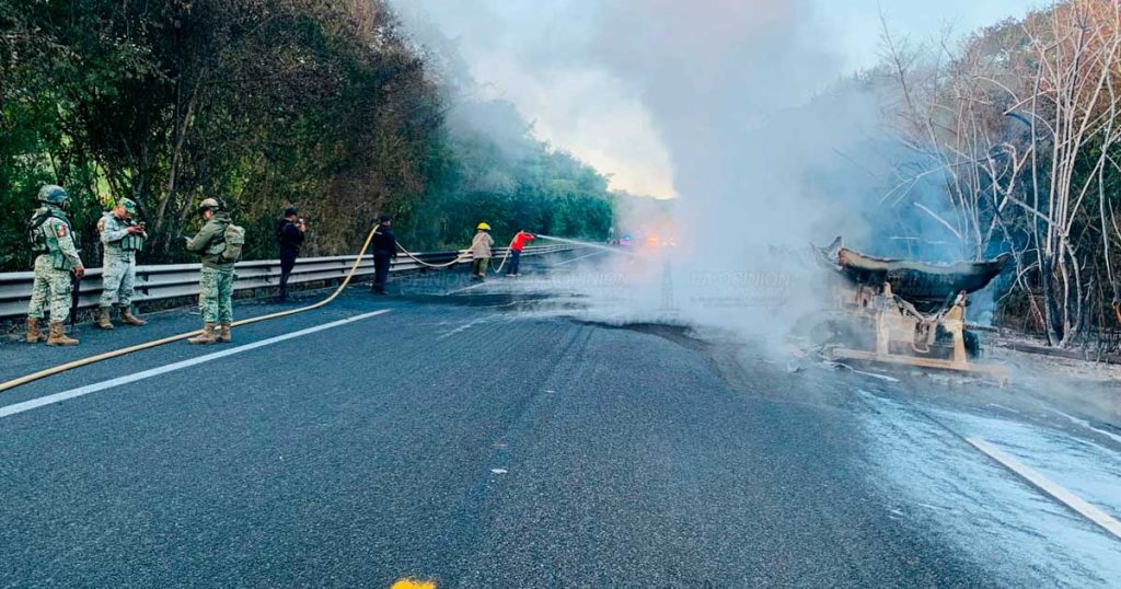 Se incendia pipa cargada de gasolina Se incendia pipa cargada de gasolina